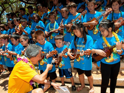 Ukulele-Festival-Hawaii--2012-Twinklers-0027Twinklers-with-R.jpg