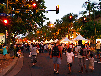 ワイキキでアロハな祭りの夜を満喫 アロハストリート ハワイ