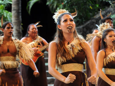 ポリネシアの村でマオリの歌とダンスを堪能 アロハストリート ハワイ