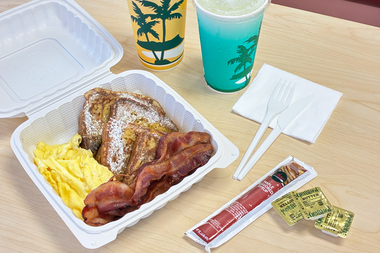 朝食メニューのフレンチトースト（$11.95）
