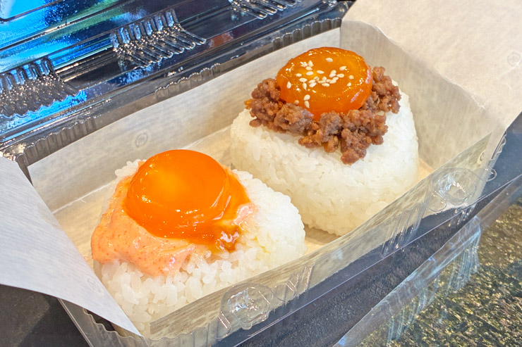 明太マヨ卵黄（写真左$4.50）、肉味噌卵黄（写真右$4.50）
