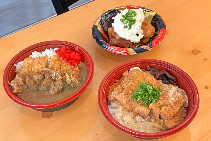 日替わりカレーライス（写真左$15）、黒豚のロースカツ丼（写真下$16）、チキン南蛮タルタル（写真上$8）