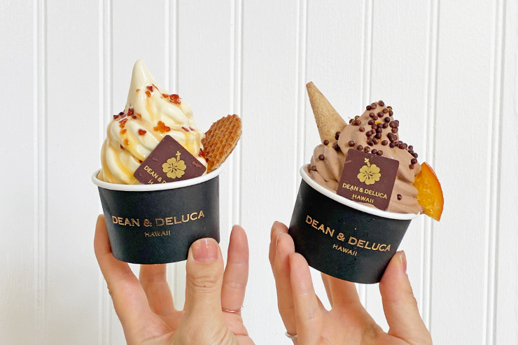クリームブリュレ・ソフトクリーム（写真左$6.95）、フレンチチョコレート・ドランジュ（写真右$7.95）