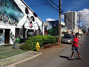 レトロとアートが混ざる街並みにあるカフェ