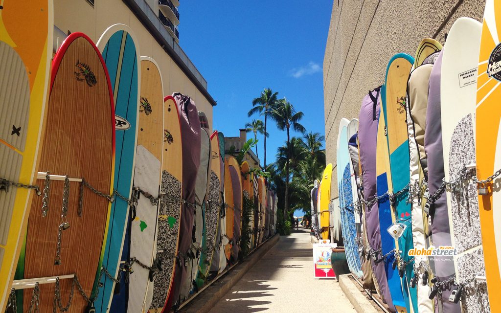 これぞサーフィンのメッカ ワイキキビーチ アロハストリート ハワイ