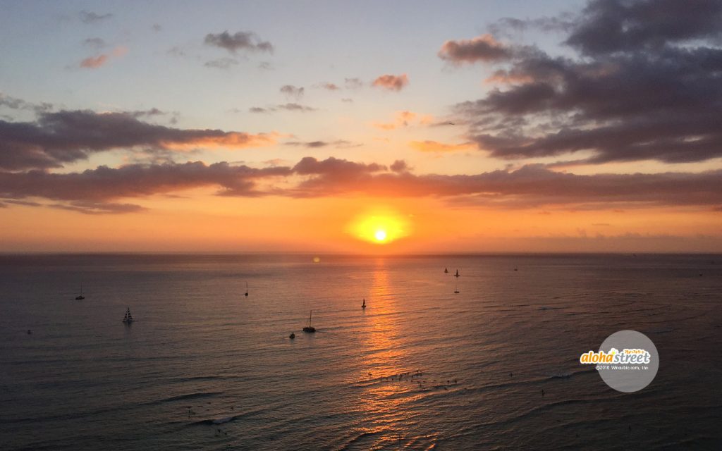 この時期限定 ワイキキビーチに沈むゴージャスな夕日 アロハストリート ハワイ