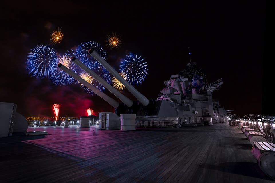 独立記念日は戦艦ミズーリの埠頭で花火鑑賞