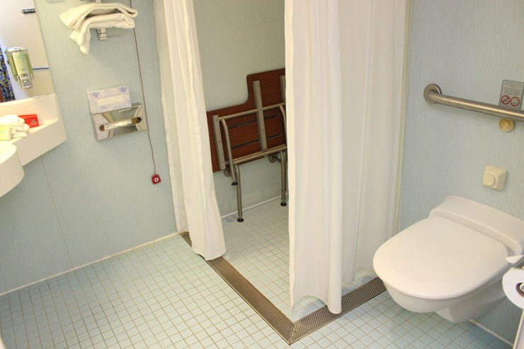 バスルーム。シャワー＆トイレがバリアフリーなだけでなく、緊急呼び出しのスイッチもあります。