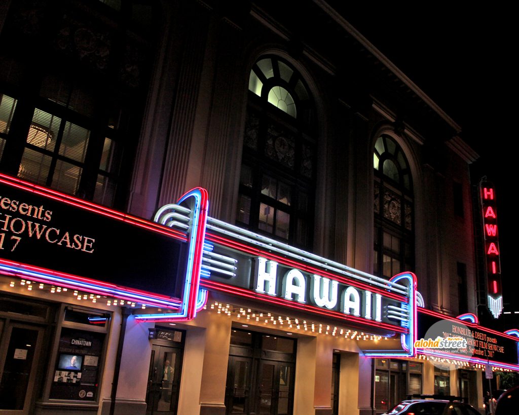夜のダウンタウンを照らすハワイシアター アロハストリート ハワイ