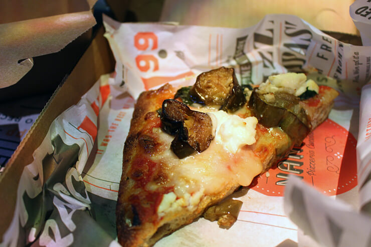 イタリアンの「アダムズ・ナナ・ルー」。ピザ＋サラダが選べました。