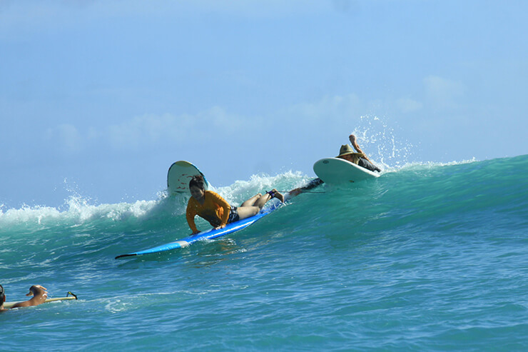 ワイキキビーチでドキドキの人生初サーフィン ワイキキ ビーチ サービス アロハストリート ハワイ