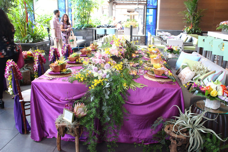 色鮮やかなテーブルクロスや葉っぱとお花で作られたテーブルランナーがとっても豪華ですね。