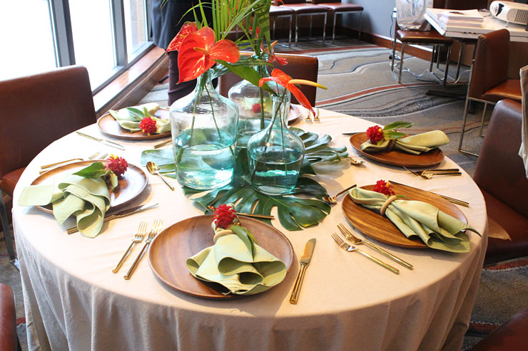 お店の中には、仕切られたプライベートルームが。丸テーブルの真ん中にはハワイを感じさせる赤い鮮やかな植物も。