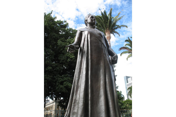 悲劇の女王 リリウオカラニの銅像 アロハストリート ハワイ