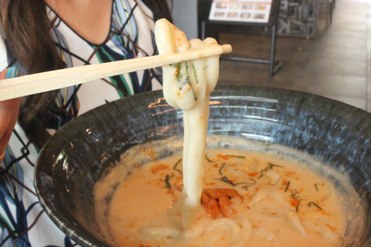 太麺にトロリとした雲丹クリームスープがよく絡みます。これでもか！というくらい、贅沢に雲丹を使っています。雲丹も甘みがあって、口の中でフワッととろけちゃう〜。