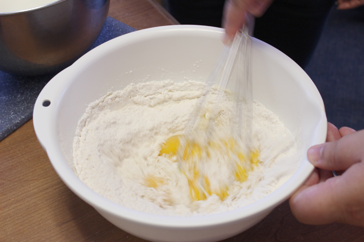 1.卵をボウルに溶き、パンケーキミックスを1袋入れてなめらかになるまで混ぜます。＞＞