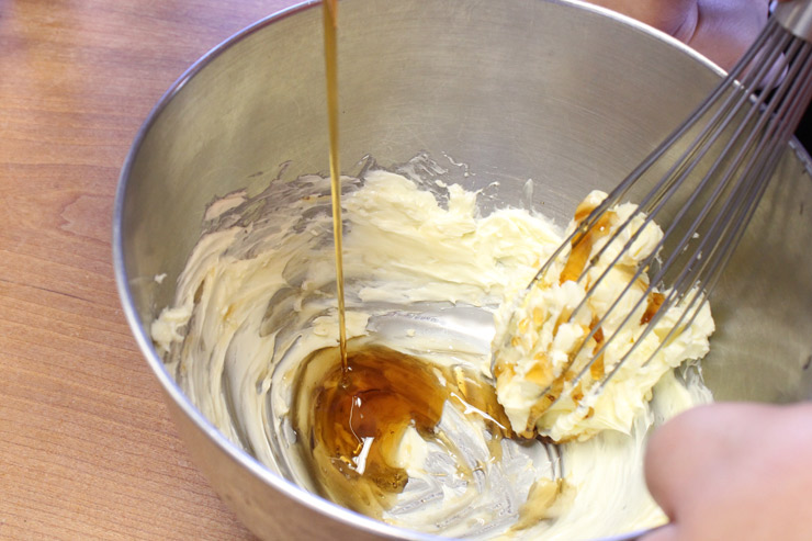 5.分量のバターをクリーム状に練り、メープルシロップとあわせたものをパンケーキにたっぷりとかけてできあがり。このとき、ソースが分離しやすいので、バターをしっかり練っておくのがポイントです。