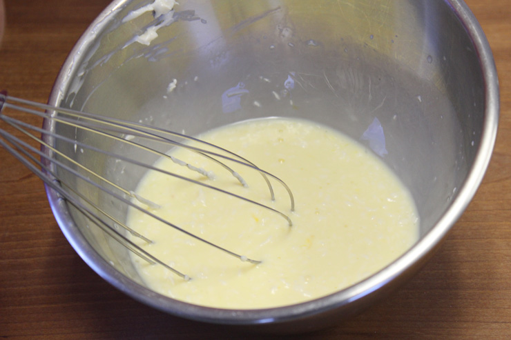 1.卵、牛乳、溶かしたバターを混ぜ合わせます。＞＞