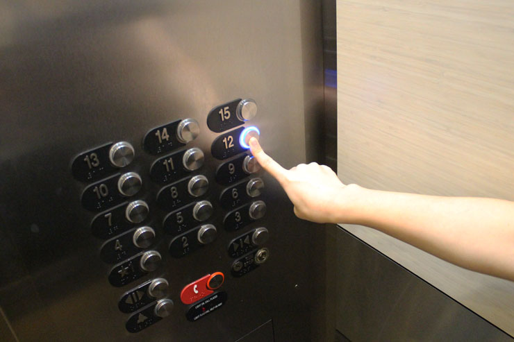 エレベーターに乗り12階へ上がります。