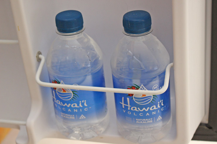 冷蔵庫にはお水が2本入っています