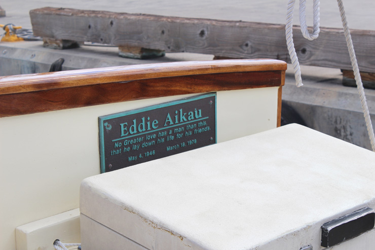1978年のタヒチ航海の際、仲間を助けるために自らの命を絶ったエディ・アイカウの名前も。