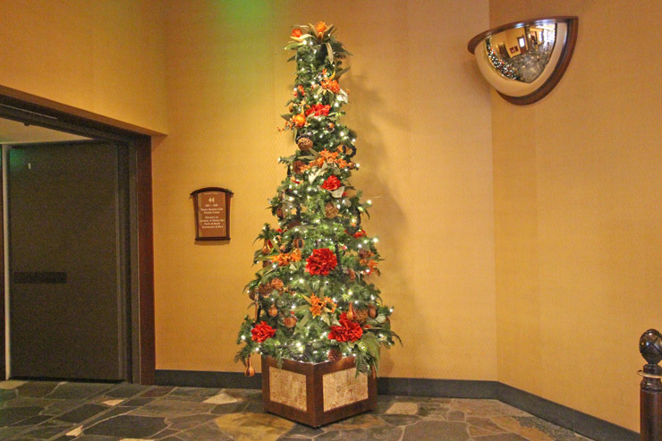 ロビー階のワイアナエ・タワー側に配された、赤とオレンジのお花が際立つクリスマスツリー