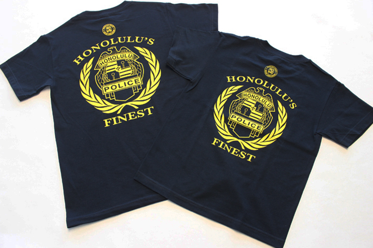 過去の取扱商品には、ホノルル警察の紋章入りTシャツなど、レアなアイテムも取り扱っています。