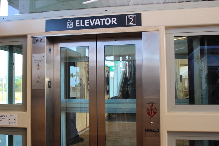 すべての駅にエレベーターを完備