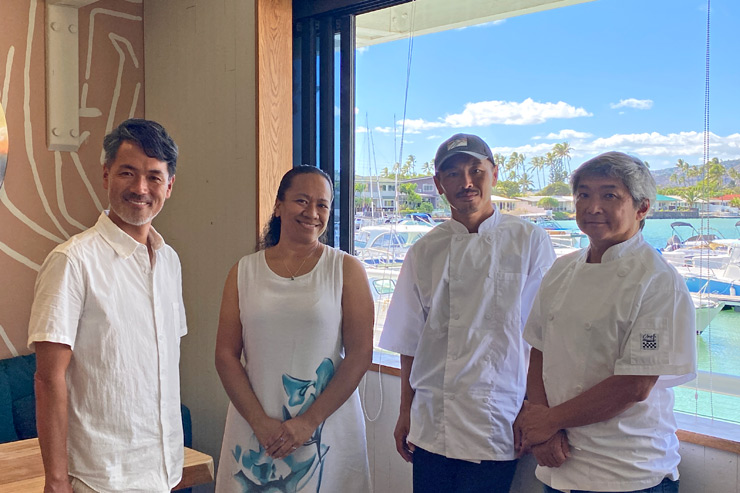 左から副社長のマイルドさん、ジェネラルマネージャーのキャリーさん、ハワイカイ店の料理長を務めるヒデさん、総料理長の圭吾さん