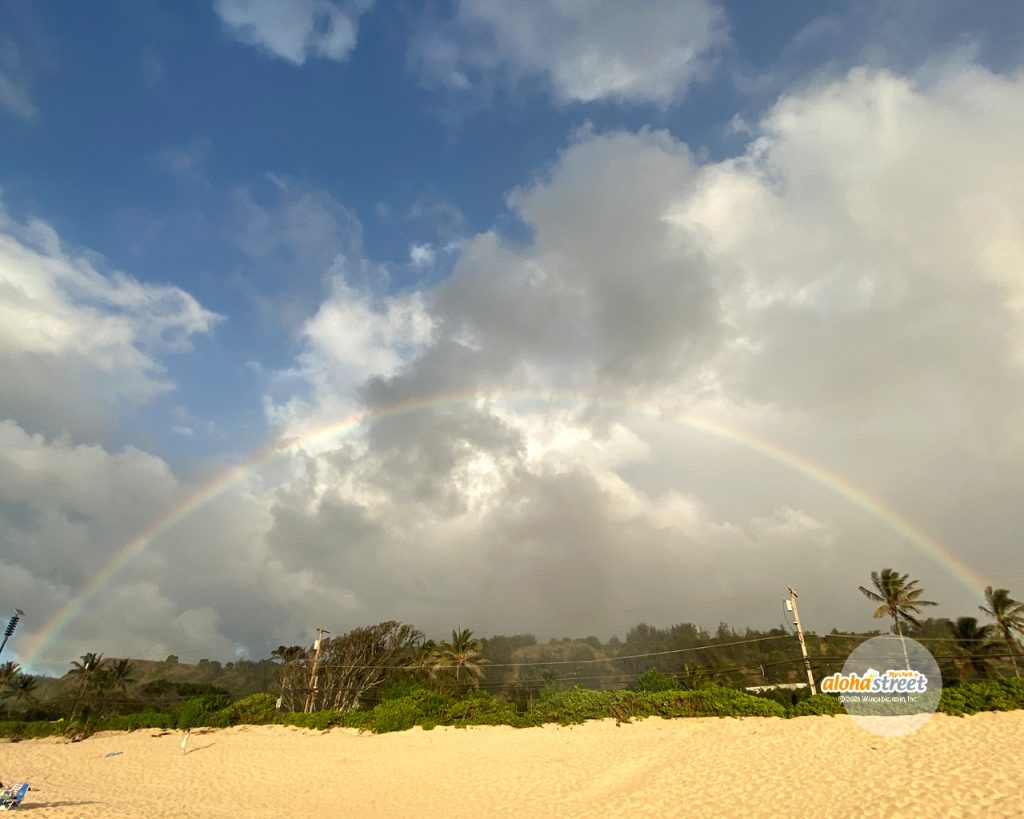 ハワイの空にかかる大きな虹を発見