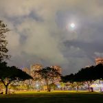 きらめくハワイの街並みを眺める満月の夜