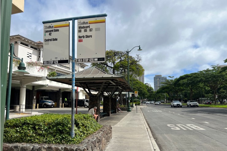 ハワイ カルビン＆スージー カイルア店 行き方 アラモアナセンターのバス停
