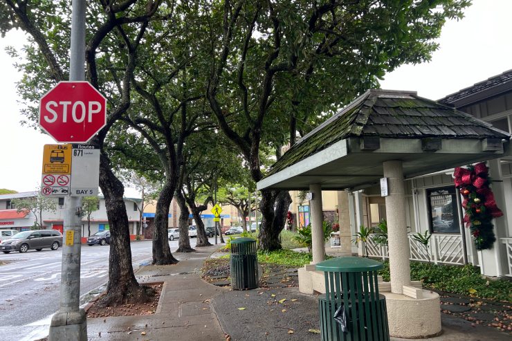 ハワイ カルビン＆スージー カイルア店 行き方 カイルアのホールフーズ前のバス停