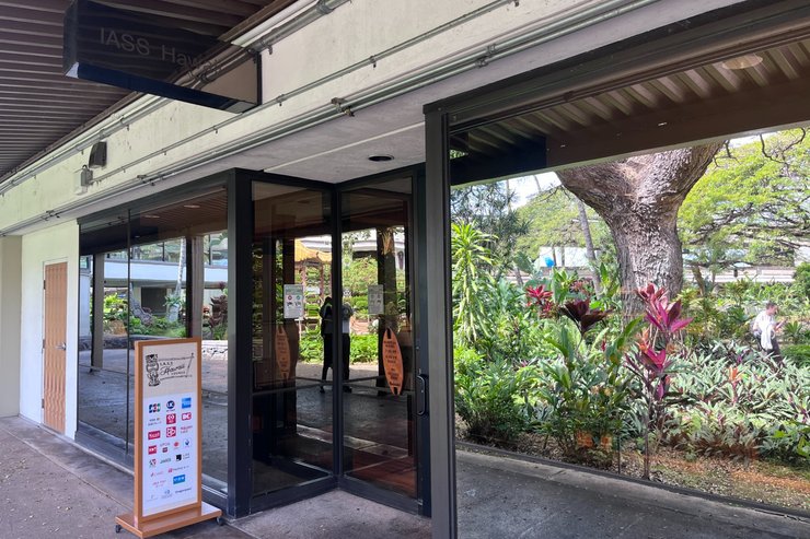 IASSの看板が目印