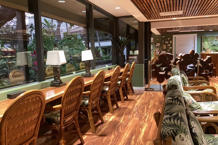 ハワイアンな雰囲気の空港内ラウンジで搭乗前にリラックス