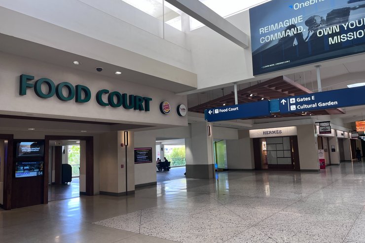 ターミナル２の手荷物検査を通過し右手へ