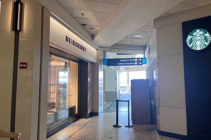 スターバックスが見えたら左側に抜ける