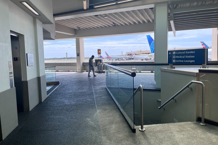 階段を使い地上階へ降りる