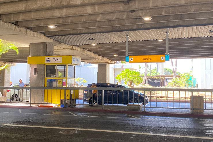 ハワイの空港送迎：タクシー乗り場
