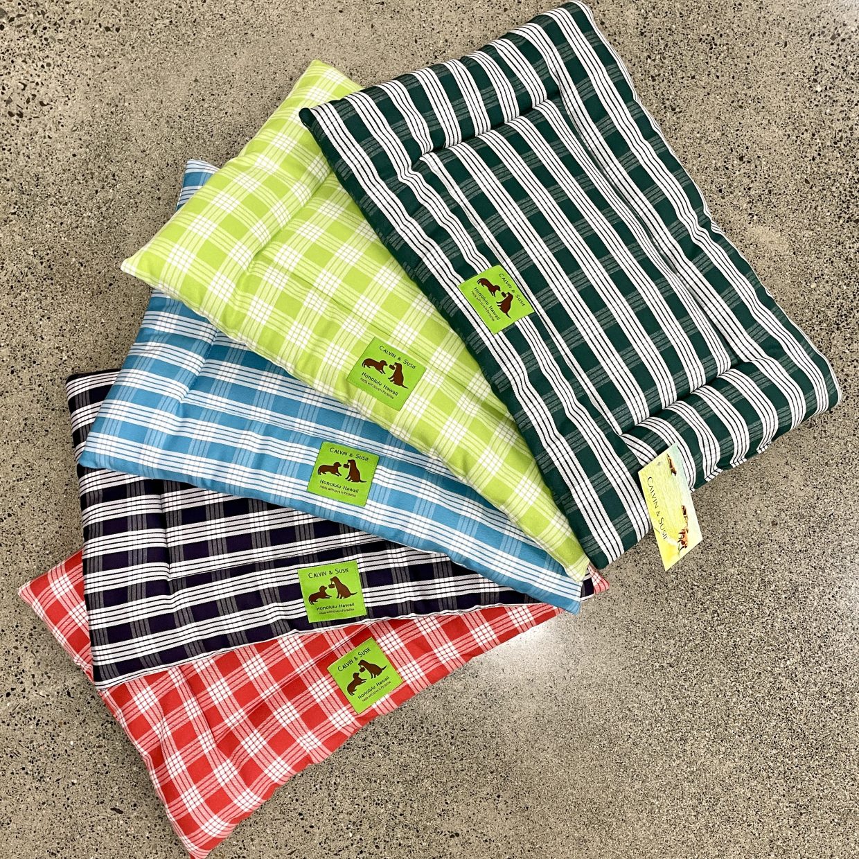 【カルビン＆スージー】大人気のペット用マットに新色パラカ柄✨