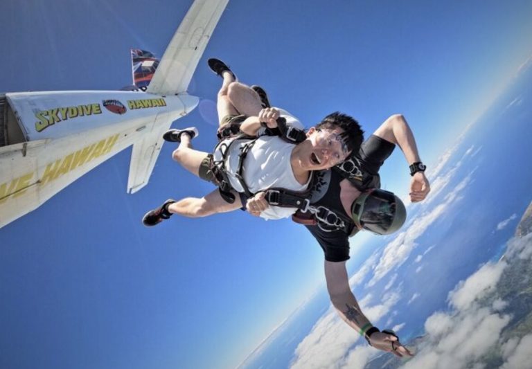 スカイダイビングでハワイの空にジャンプ！