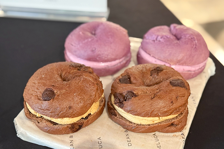 ベーグル（各$3.50）、クリームチーズ（各$3.50）