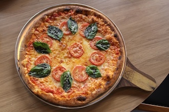 ワイキキで味わう、焼きたてピザと贅沢ワインの夜🍕 🍷