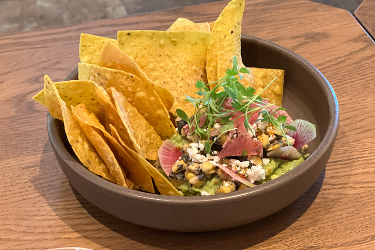 焦がしスイートコーンとアボカドディップ（$16.75）