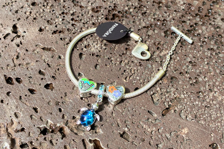 ハート形のシャカ＆ハイビスカスチャーム