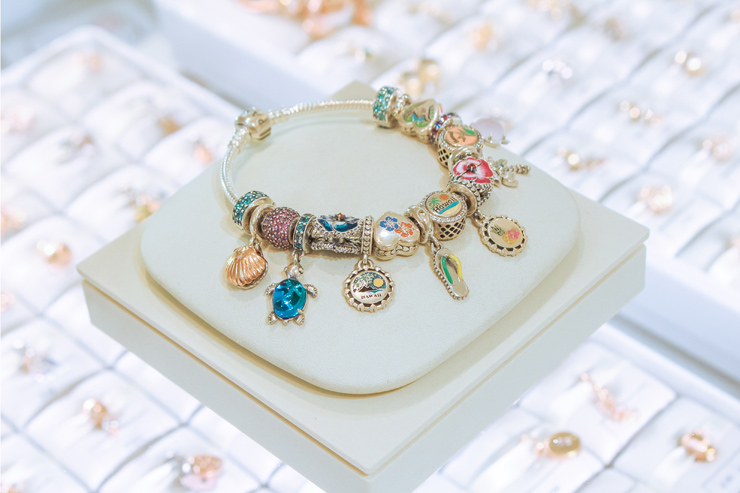 ハワイ限定チャーム（$125）、ハワイコンセプトのチャーム（$75〜）、ブレスレット（$75〜）