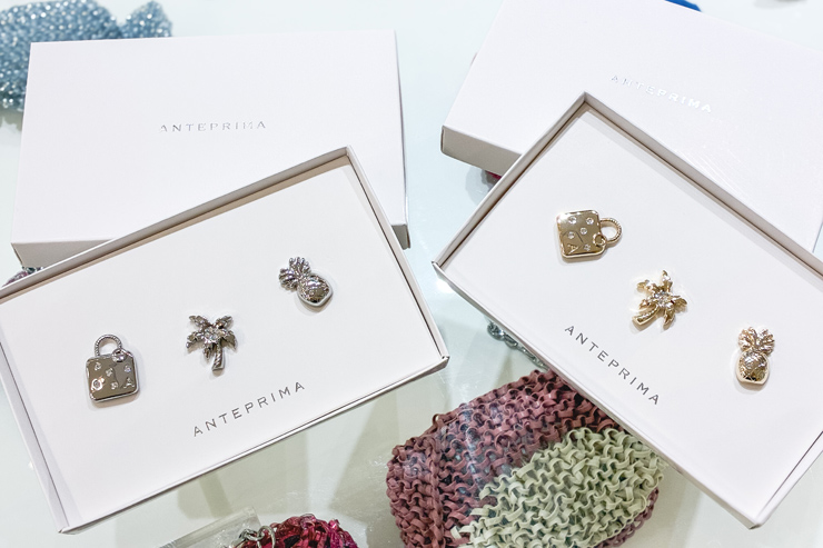 チャーム（写真左シルバー、写真右ゴールド 各$66）