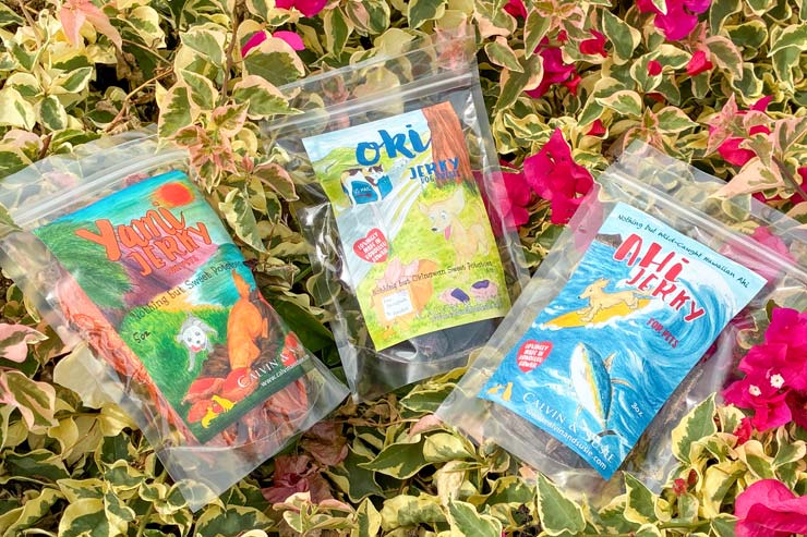 おやつ（写真右アヒ$15.50、写真左ヤミジャーキー$15、写真中央オキジャーキー$15）