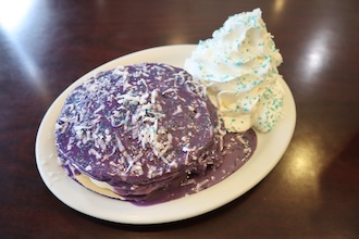 食べるだけで寄付になる！ウベ・マカダミアパンケーキ登場 🥞