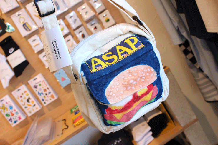 スパム缶をモチーフにしたショルダーバッグ